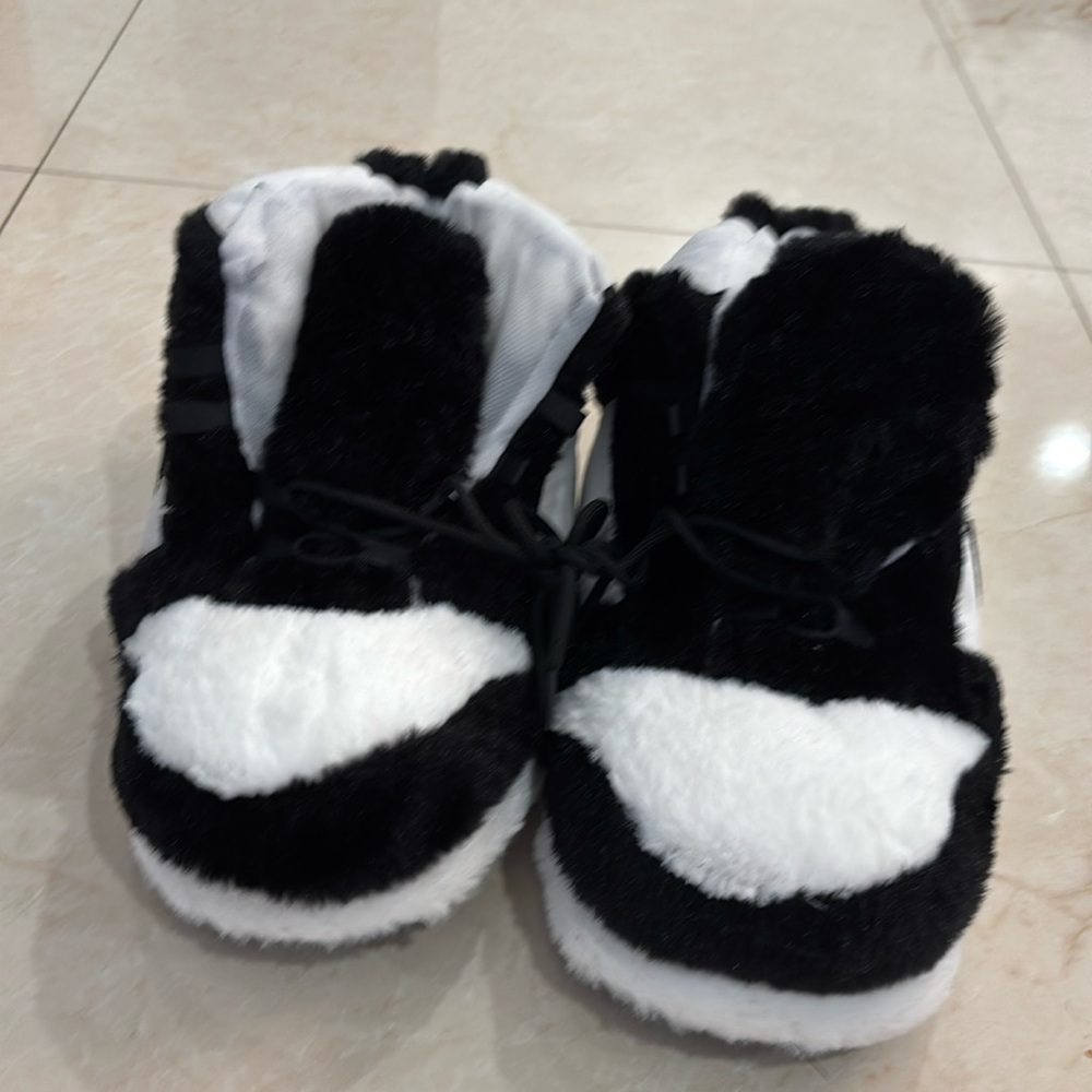 Black and whitete Nike slippers